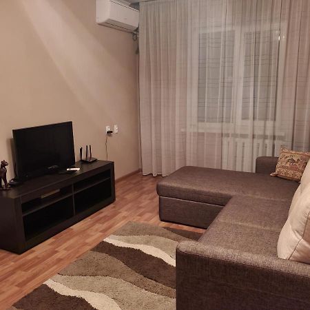 2-Х Комнатная Квартира Посуточно شيمكنت المظهر الخارجي الصورة